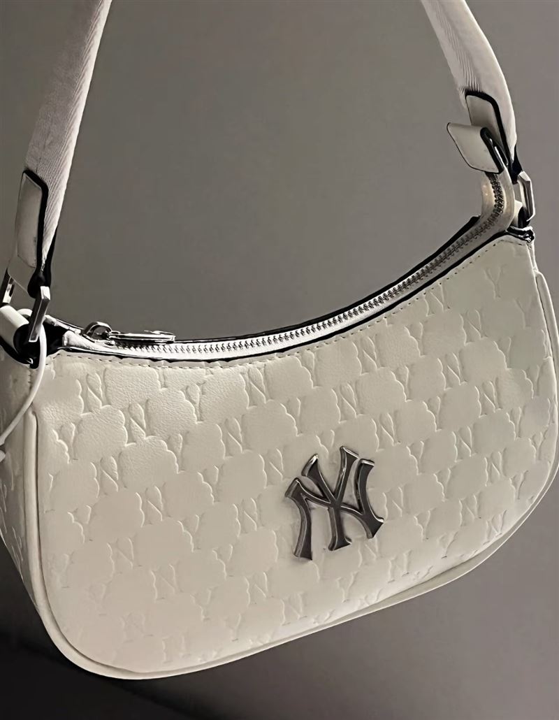 MLB Monogram系列 NY紐約洋基隊(duì)復(fù)古老花滿印字母金屬大Logo腋下包手提單肩包 奶油白